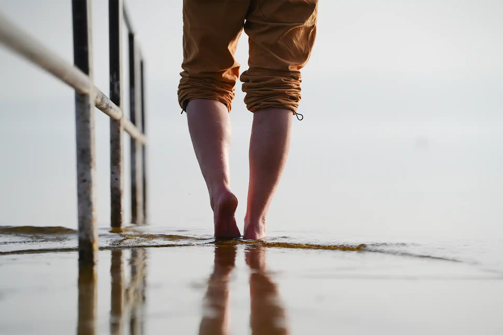 Andrea Kling steht mit den Beinen im Wasser