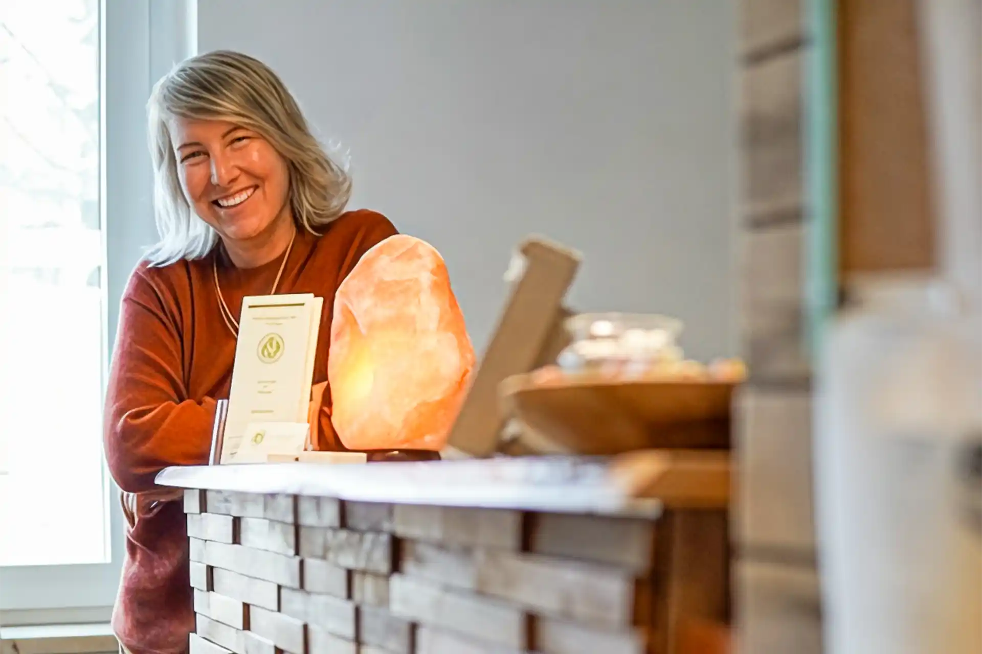 Andrea Kling am Empfang ihrer Praxis in Lindau